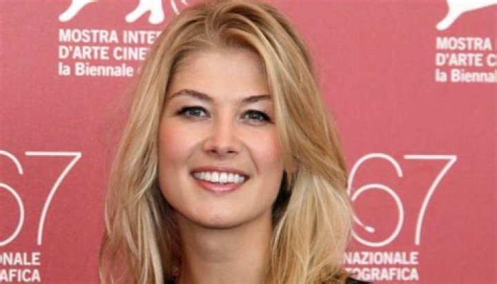 Rosamund Pike Height, Weight, Measurements, Bra Size, Shoe Size